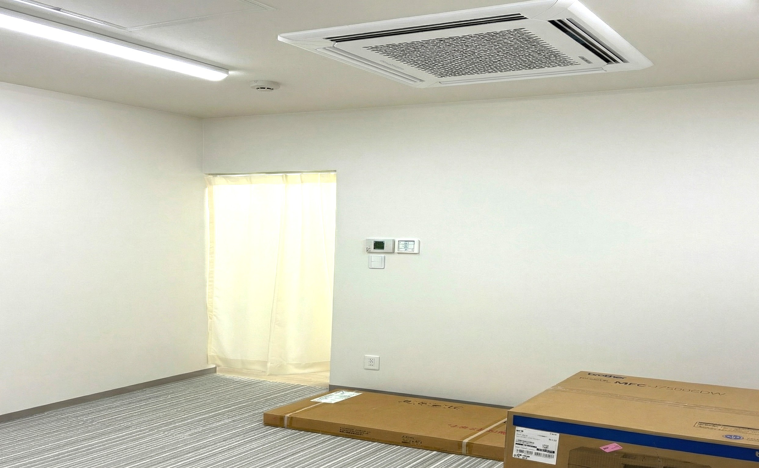 天井カセット形エアコン設置完了の執務空間