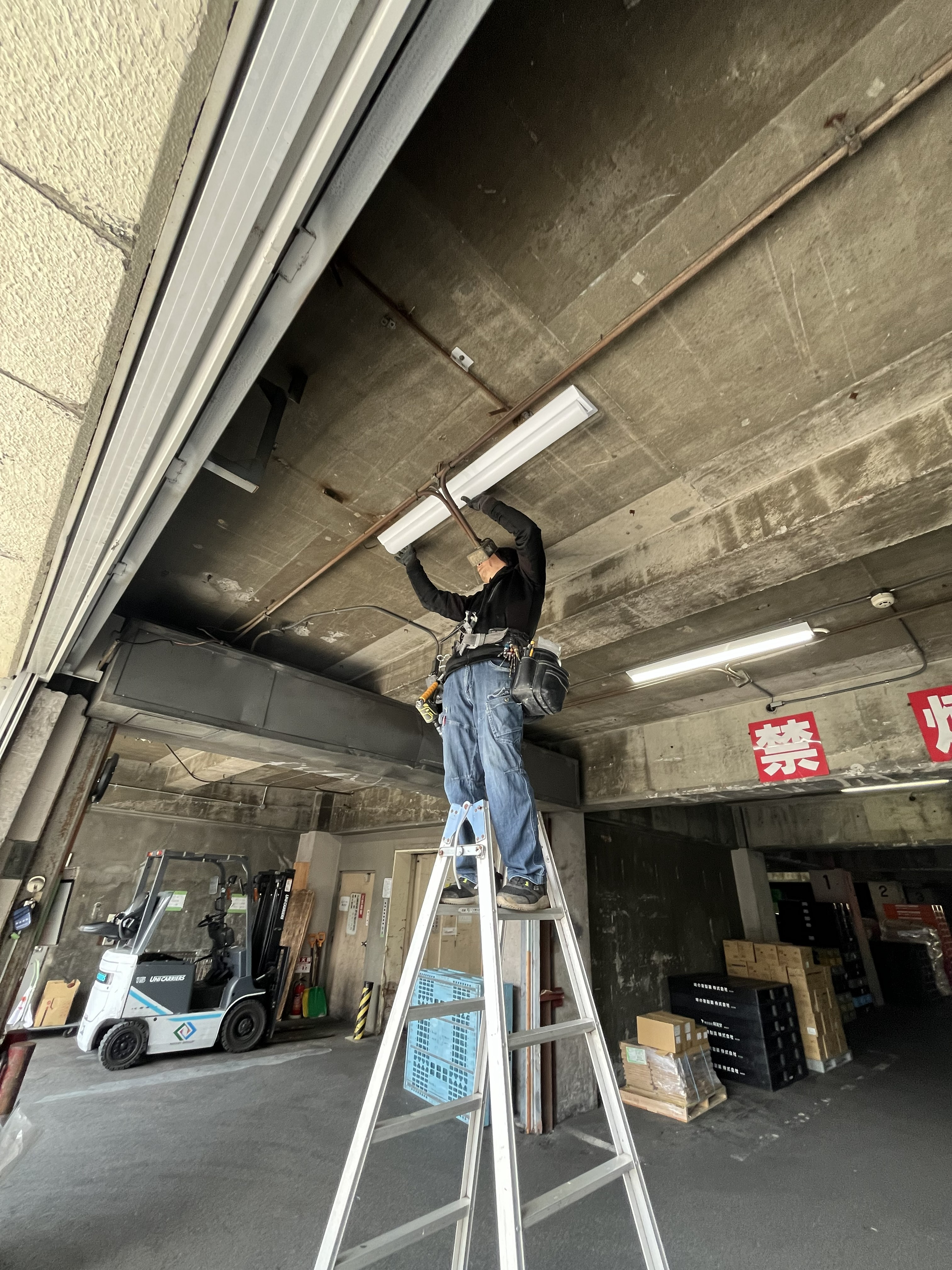 倉庫へのLED照明取付