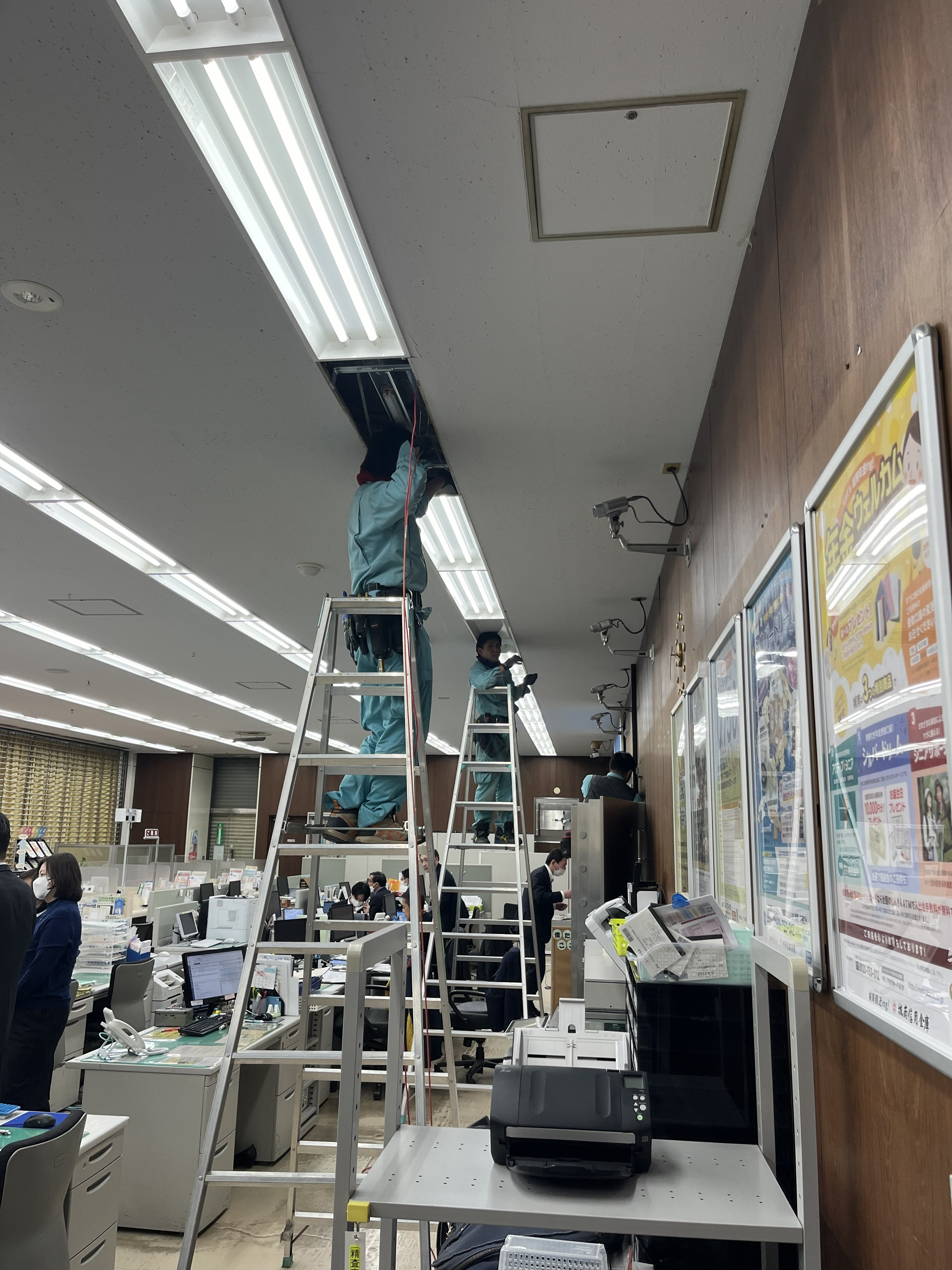 営業中オフィスでの照明交換